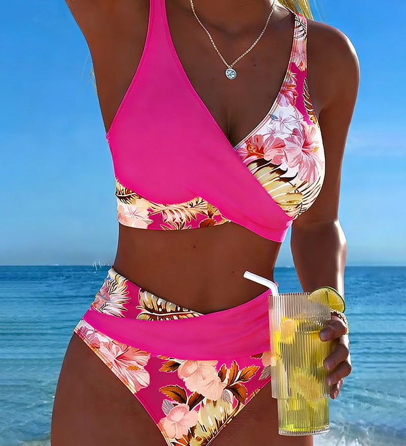 Kontrasztos virágmintás bikini hasítékkal