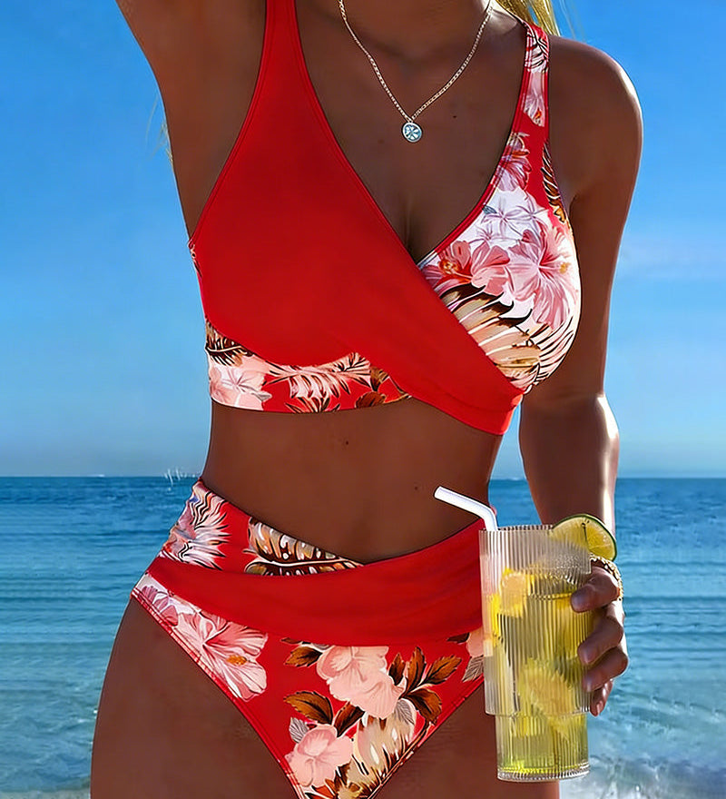 Kontrasztos virágmintás bikini hasítékkal