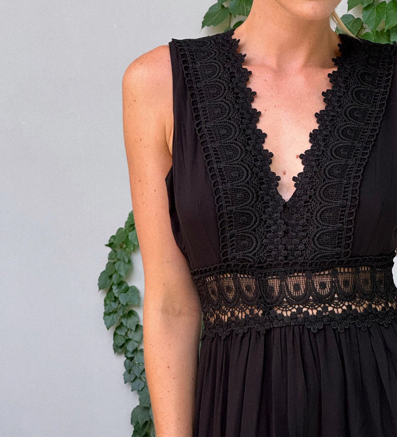 Aurélie™ | Elegáns V-nyakú csipkeruha