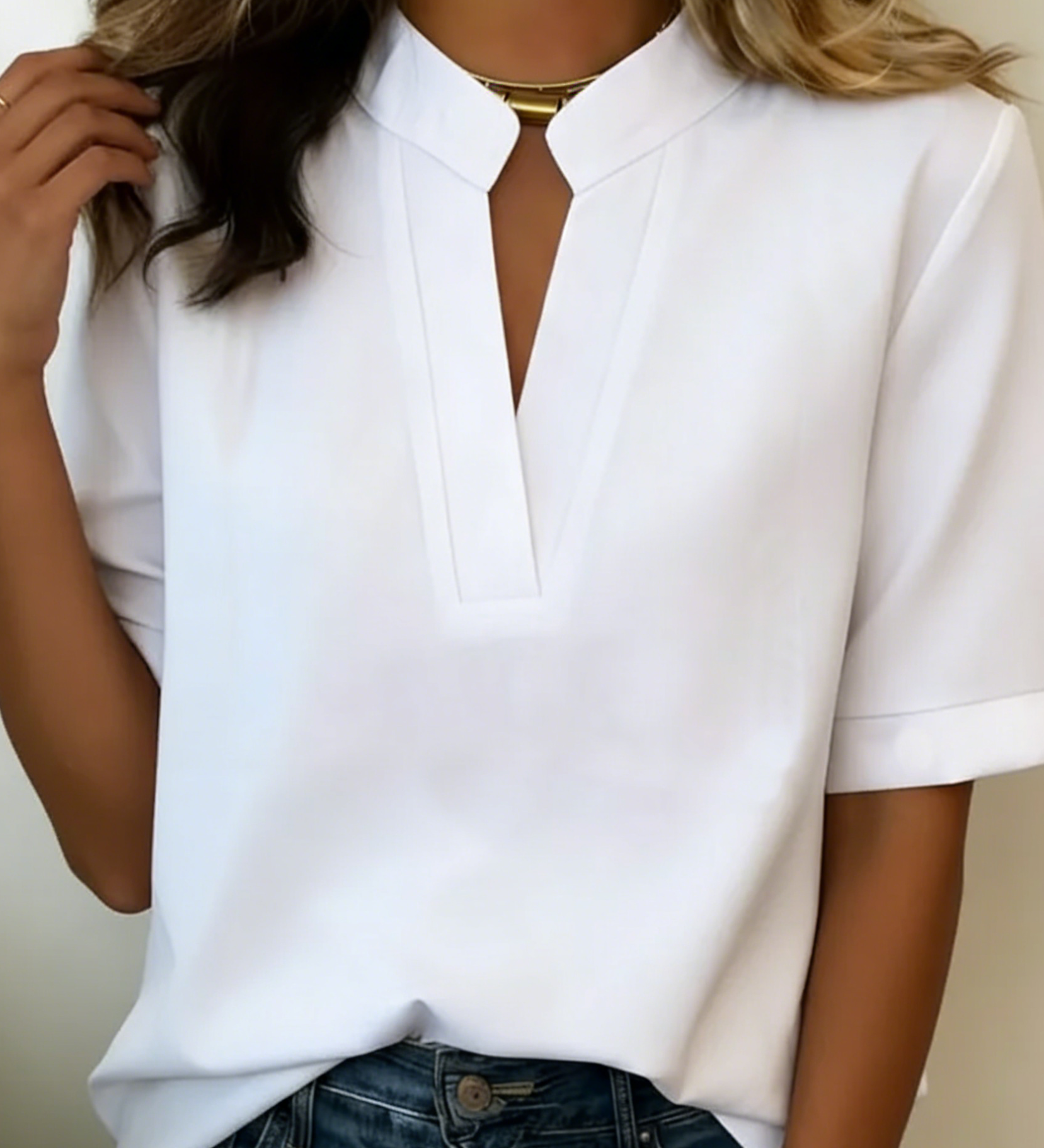 Margaux | Elegáns V-nyakú blúz arany részlettel