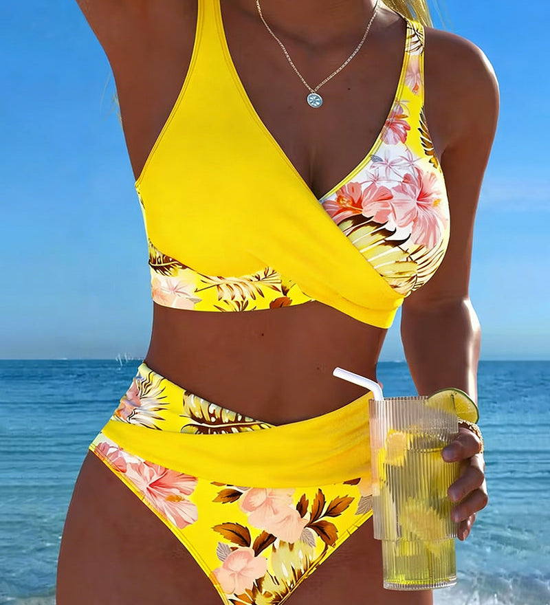Kontrasztos virágmintás bikini hasítékkal