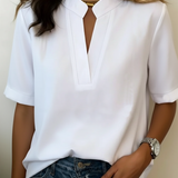 Margaux | Elegáns V-nyakú blúz arany részlettel