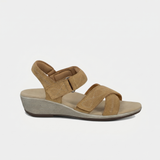 Holly – Meleg Elegancia Lágy Taupéban